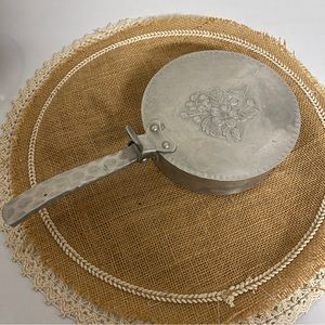 Vintage Everlast #552 hammered aluminum hand forged silent butler crumb catcher